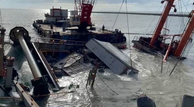 山宝2号上的货柜今天开始吊离。（布袋管理处提供／张亦惠嘉县传真）