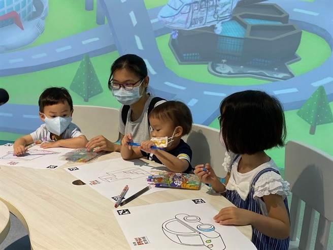 行政院推动「孩童家庭防疫补贴」补助国小以下孩童及国高中身心障碍生每人1万元，桃园市教育局统计，全市有逾25万幼童受惠、总经费达25亿。(蔡依珍摄)