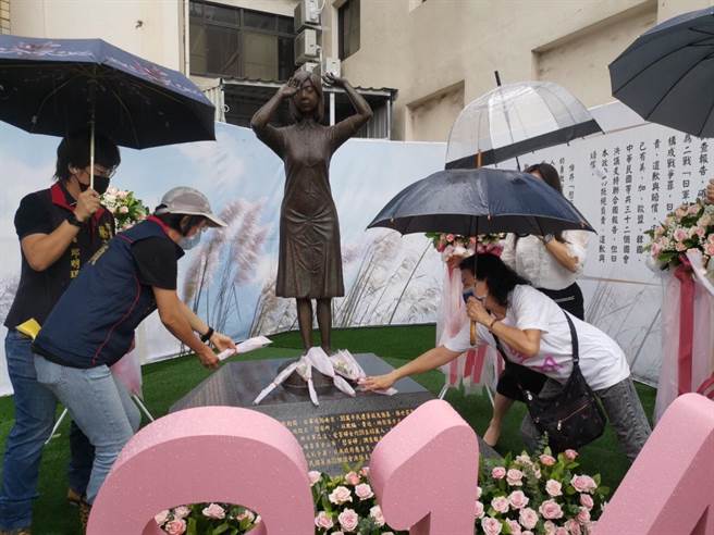 民眾在慰安妇铜像前下献花追思。（国民党台南市党部提供／程炳璋台南传真）