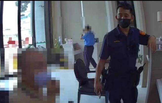 66岁萧姓男子跑到高雄新兴区1家银行，称要匯款美金308元到海外帐户，帮朋友支付包裹运费，但机警行员惊觉萧男恐遭诈骗，通报辖区警方到场；警方探询萧男得知，原是叙利亚女网友遇内战请求支援，警当场戳破诈骗老梗诡计，成功替民眾守住荷包。(翻摄照片／刘宥廷高雄传真)