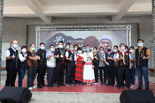 原住民族文化館14日舉辦「鄭保雄紀念特展」，市長盧秀燕穿原民服飾共襄盛舉。（陳淑娥攝）