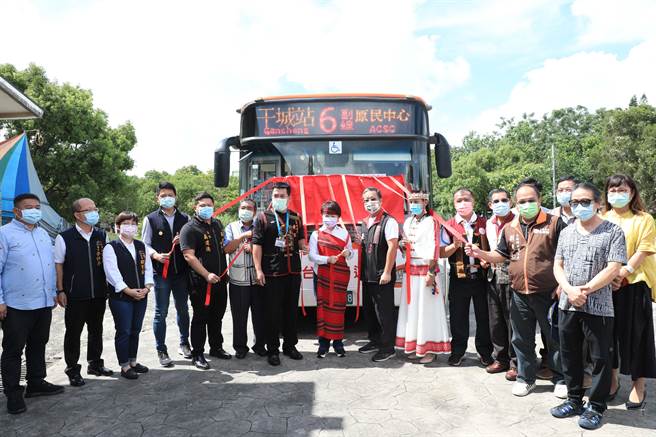 直達原住民族文化館6號公車副線也隨鄭保雄特展揭牌通車。（陳淑娥攝）
