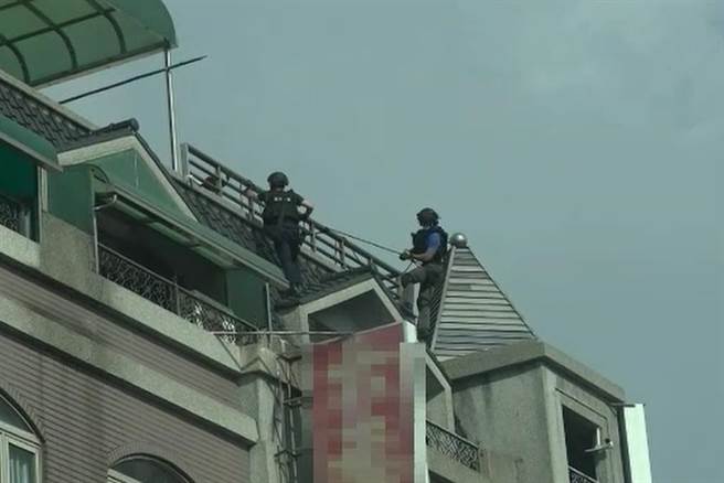 郑姓男子涉嫌组诈骗集团专骗大陆人，桃警兵分二路从天降逮诈团8嫌送办。(翻摄照片／蔡依珍桃园传真)