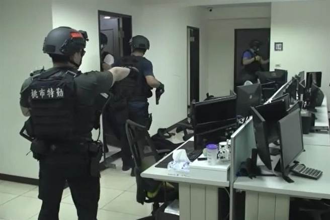 郑姓男子涉嫌组诈骗集团专骗大陆人，桃警兵分二路从天降逮诈团8嫌送办。(翻摄照片／蔡依珍桃园传真)