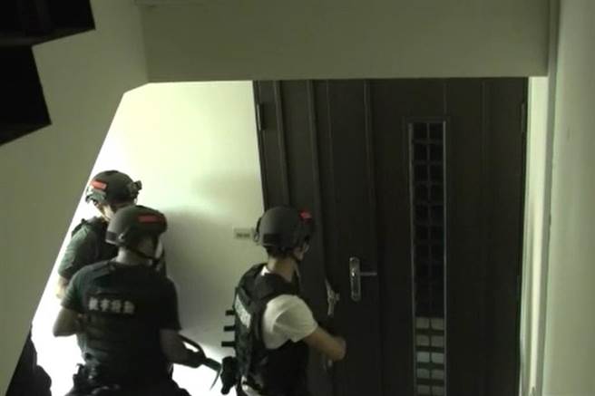 郑姓男子涉嫌组诈骗集团专骗大陆人，桃警兵分二路从天降逮诈团8嫌送办。(翻摄照片／蔡依珍桃园传真)