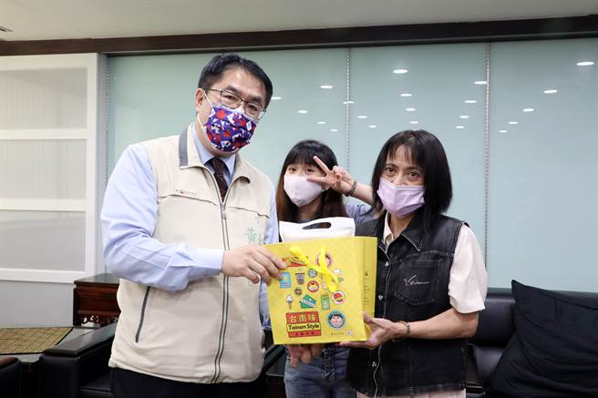 2020东奥第4名佳绩的举重精灵方莞灵，今天特别拜会台南市长黄伟哲。（台南市政府提供／曹婷婷台南传真）