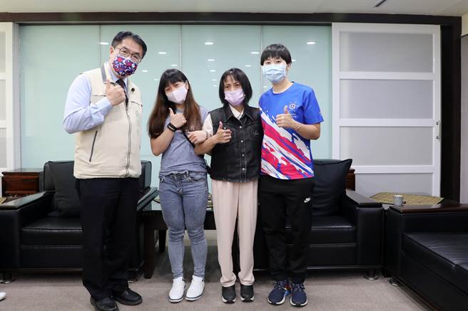   2020东奥第4名佳绩的举重精灵方莞灵，今天特别拜会台南市长黄伟哲。（台南市政府提供／曹婷婷台南传真）