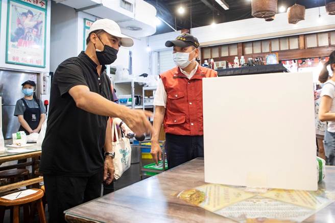 新北市長侯友宜今（14日）下午前往深坑老街視察防疫情況。（新聞局提供）