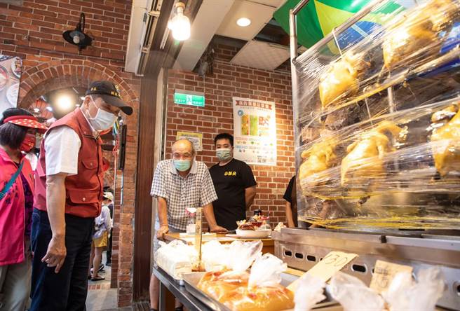 新北市長侯友宜今（14日）下午前往深坑老街視察防疫情況。（新聞局提供）