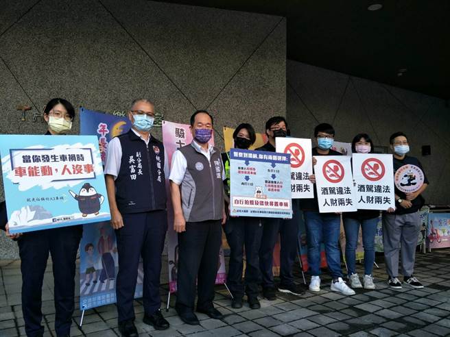 桃园警察分局在辖区7处施打站进行交通安全宣导，引进「移动式多媒体平面影像宣导设备」，让等待施打疫苗民眾观看事故实例影片提醒防御驾驶重要性。(警方提供／蔡依珍桃园传真)