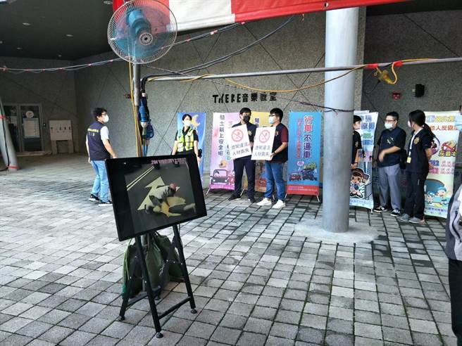 桃园警察分局在辖区7处施打站进行交通安全宣导，引进「移动式多媒体平面影像宣导设备」，让等待施打疫苗民眾观看事故实例影片提醒防御驾驶重要性。(警方提供／蔡依珍桃园传真)