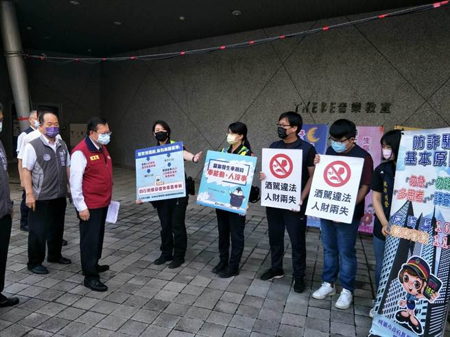 桃园警察分局在辖区7处施打站进行交通安全宣导，引进「移动式多媒体平面影像宣导设备」，让等待施打疫苗民眾观看事故实例影片提醒防御驾驶重要性。(警方提供／蔡依珍桃园传真)