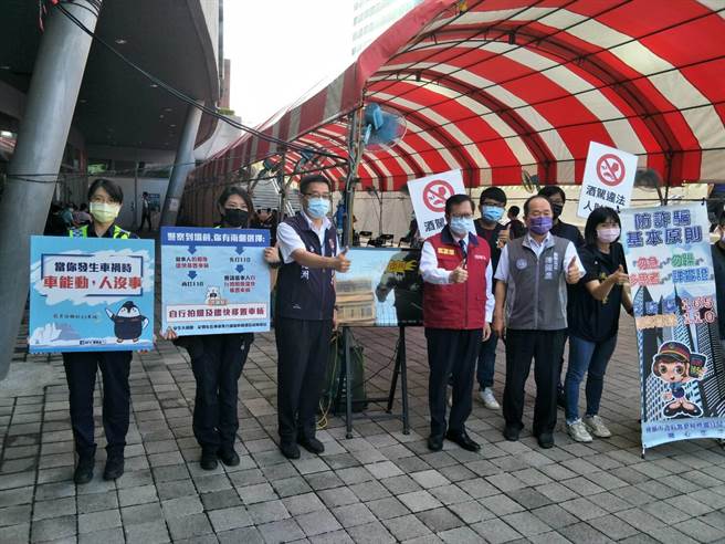 桃园警察分局在辖区7处施打站进行交通安全宣导，引进「移动式多媒体平面影像宣导设备」，让等待施打疫苗民眾观看事故实例影片提醒防御驾驶重要性。(警方提供／蔡依珍桃园传真)