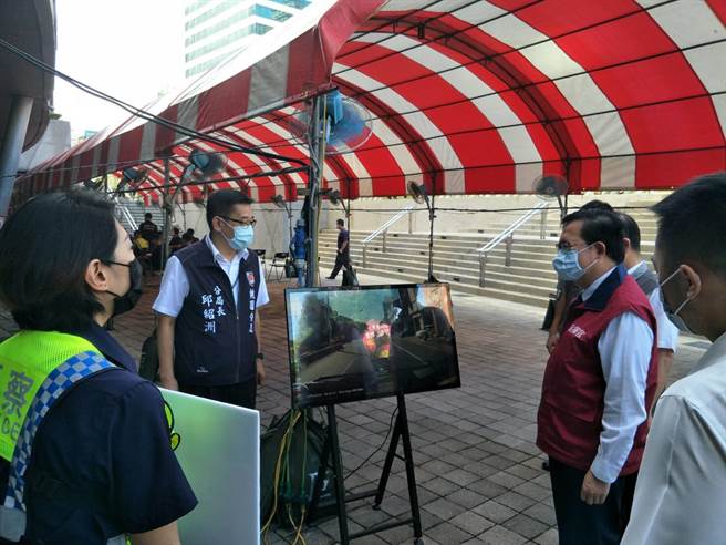 桃园警察分局在辖区7处施打站进行交通安全宣导，引进「移动式多媒体平面影像宣导设备」，让等待施打疫苗民眾观看事故实例影片提醒防御驾驶重要性。(警方提供／蔡依珍桃园传真)