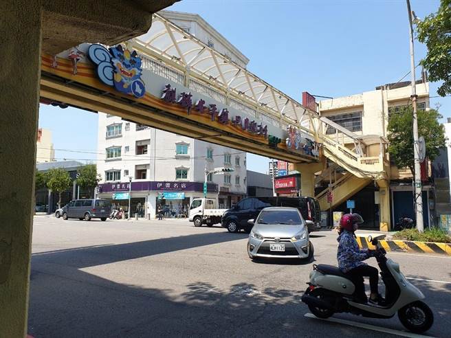 因陆桥影响人行道的行进空间，且桥龄已高未设有无障碍通道，加上市府推动无障碍人行友善政策，经养工处与相关单位讨论后，养工处表示，平镇復旦陆桥自13日起试办封闭至9月2日。（养工处提供／萧灵玺桃园传真）