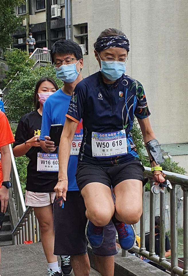 定向越野资深女将杨文芬赛前暖身。（华梵大学提供）