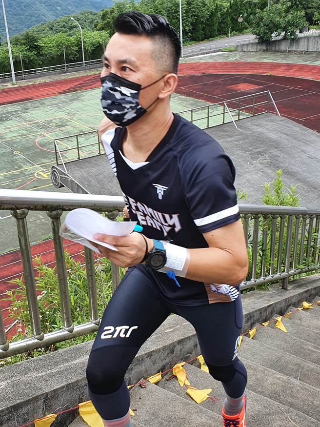 参赛选手奋力衝刺。（华梵大学提供）