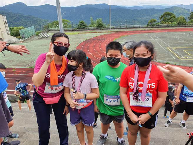 定向越野运动极适合全家大小一同参赛。（华梵大学提供）