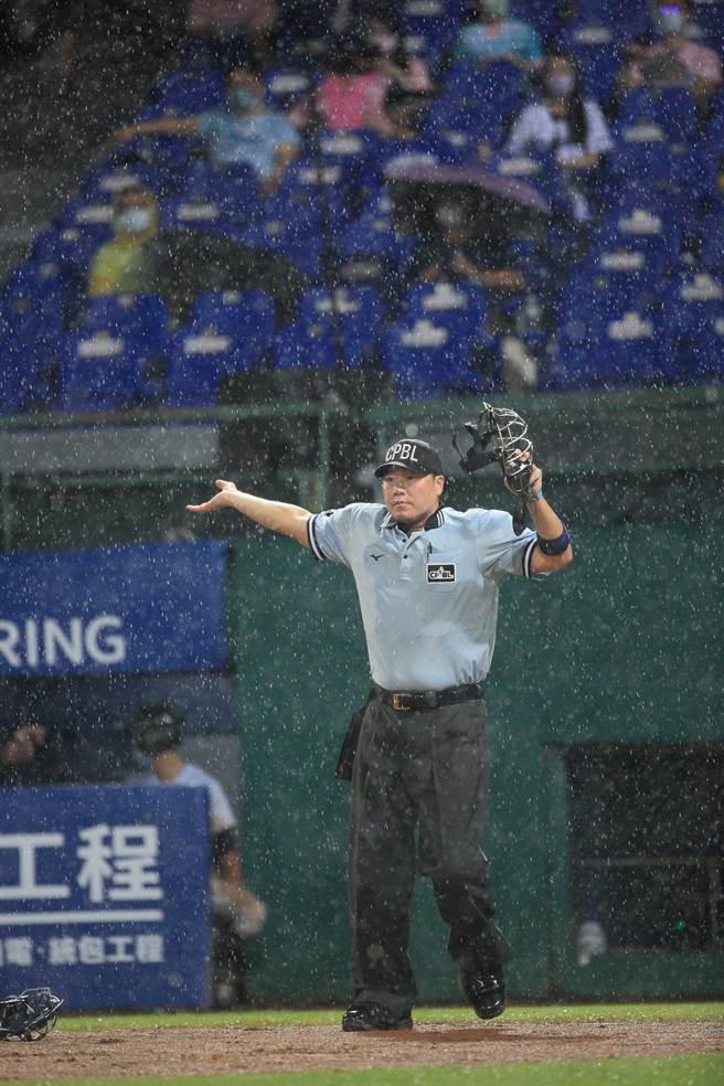 富邦悍将14日对战中信兄弟，2局上比赛因大雨暂停。（张铠乙摄）