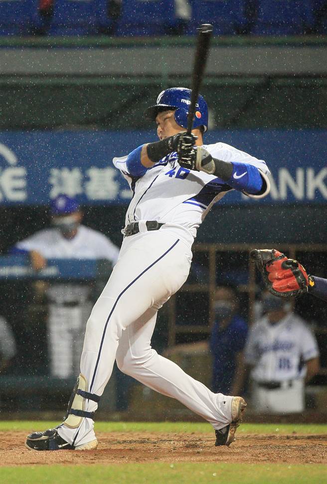 富邦悍将14日对战中信兄弟，富邦悍将打者范国宸（如图）在1局下击出左外野2分打点全垒打，双方以3比3平手。（张铠乙摄）