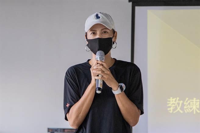 110年培育网球运动教练人才研习会最后一天活动 其中一堂课程由刘虹兰主讲教练与运动媒体课程。（海硕整合行销提供）