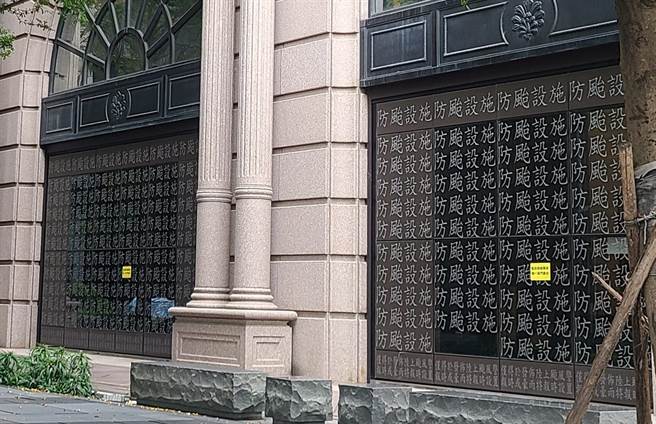 1名网友日前发现1栋大楼1楼外观的强化玻璃上写满密密麻麻的「防颱设施」，事后才得知其属于违章建筑，是建商强行占用开放空间。（翻摄自脸书）