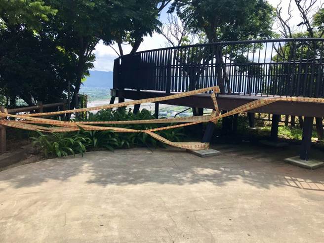 大甲鐵砧山雕塑公園東北側邊坡嚴重崩塌，導致觀景平台基礎掏空。（台中市觀旅局提供／陳淑娥台中傳真）