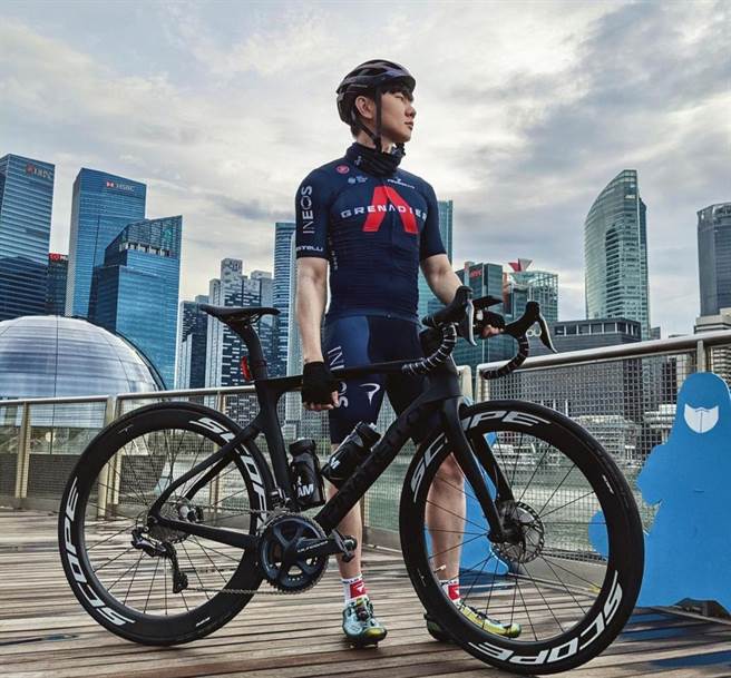 JJ昨在新加坡骑车出游。（摘自林俊杰IG）