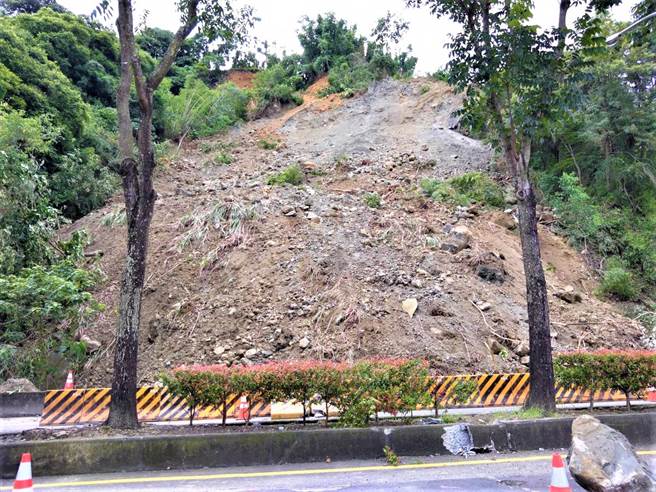 台鐵南投集集線公路邊坡發生嚴重崩塌，鐵軌被土石流覆蓋，集集站到車埕站暫時不通，台鐵拚15日上午8時搶通恢復行車。（台鐵提供／盧金足南投傳真）