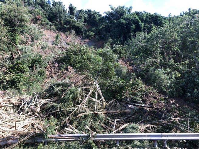 台鐵南投集集站到車埕站間，14日凌晨發生邊坡滑落災情，預計15日上午8時恢復行駛。（台鐵提供／盧金足南投傳真）