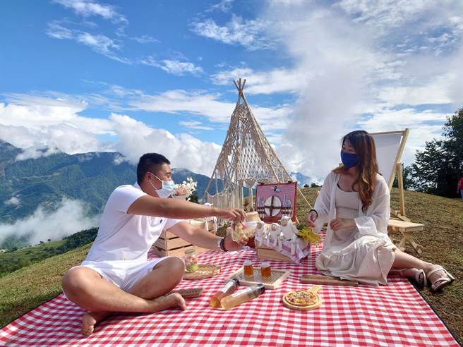 农历七夕情人节，南投县清境农场14日公开全新规画的幸福秘境园区，吸引很多情侣来野餐。（清境农场提供／卢金足南投传真）