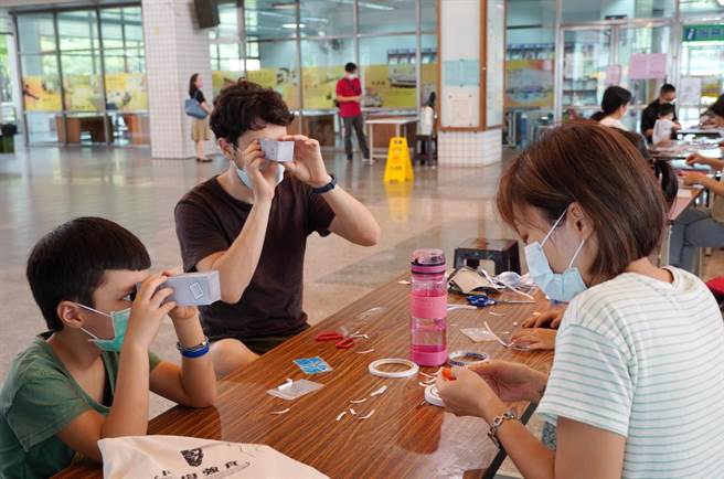 高雄市立社会教育馆假日亲子活动也恢復办理，微解封后的第1场活动「光科学惊奇小盒」今（14）日登场。（柯宗纬翻摄）