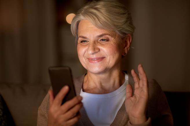 1名网友日前去面试完1间公司后，他的母亲竟透过管道找到该公司人资的LINE，并在半夜2点探听对方面试结果。（示意图/Shutterstock提供）