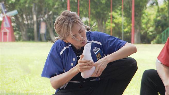 「豆花妹」蔡黃汝拋偶包當眾親腳趾。（中視提供）