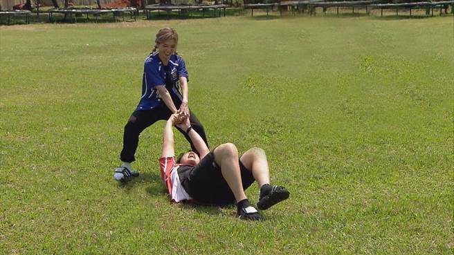 「豆花妹」蔡黃汝展現超強臂力，拖行許孟哲。（中視提供