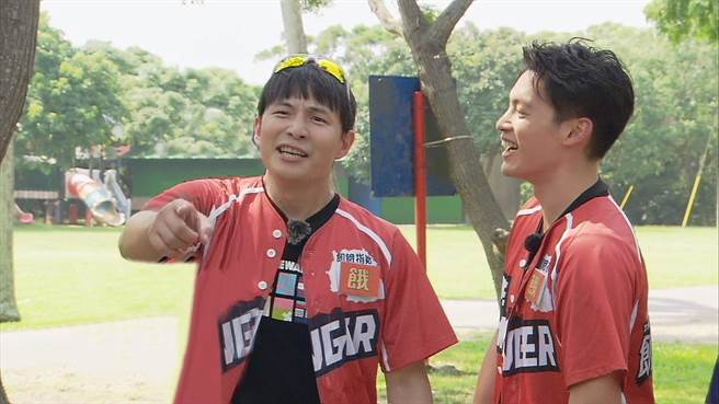 孫協志（左）玩遊戲被針對想飆髒話，一旁許孟哲趕緊安撫。（中視提供）