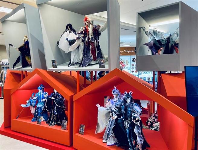 「首次立体展偶」英雄堡垒区-霹雳兵烽决&amp;蝶龙之乱。（新光三越提供）