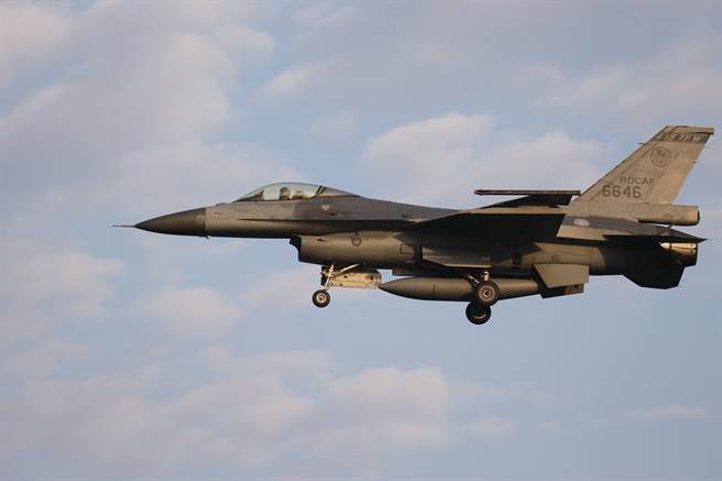 汉翔改装嘉义基地F-16战机（编号6646)同架战机连两天联胺外泄，昨天也发生试飞官险中毒送医的意外，图为同架战机资料照。(读者提供)