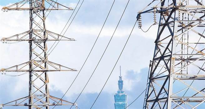 今年是815大停电4周年，四年前发生停电后，时任经济部部长的李世光请辞。图为台北市区内的高压电塔。（本报资料照片）