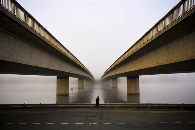 新南威尔斯州官员表示，将对州内违反居家令的民眾祭出更高的罚金。（图／美联社）