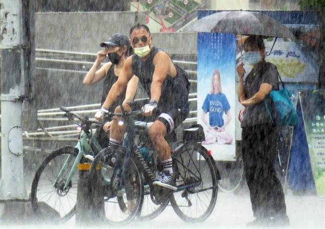 明（15日）太平洋高压将开始西伸，各地多云到晴，午后受热力作用影响，大台北地区和各地山区需严防短时强降雨。(姚志平摄)