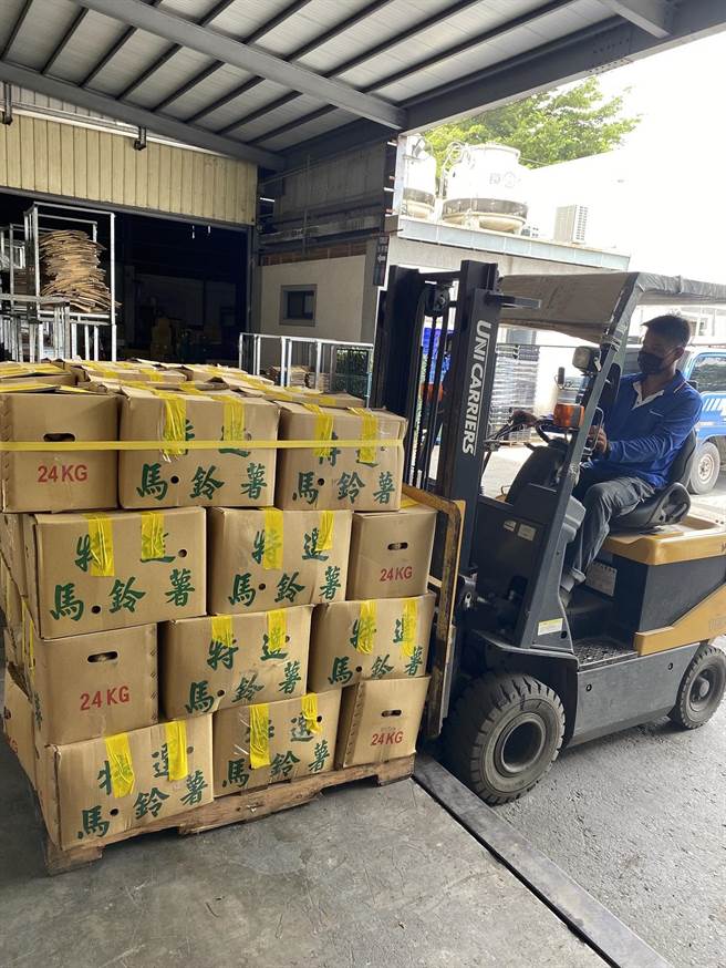 受到西南氣流、熱帶性低氣壓外圍環流影響，中南部日前降下豪大雨，重創蔬菜產地。（農糧署提供／林良齊台北傳真）