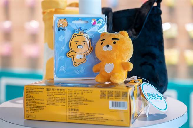 楽玩多开幕当更将限量推出45组的KakaoFriends 造型悠游卡组合-Ryan悠游趣。（新娱乐动漫特区提供）