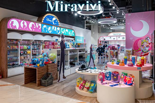 台湾普泰Ｍiravivi开幕日推出特区限定「迪士尼」、「蜡笔小新」及「卡娜赫拉的小动物」的限量福袋贩售。（新娱乐动漫特区提供）