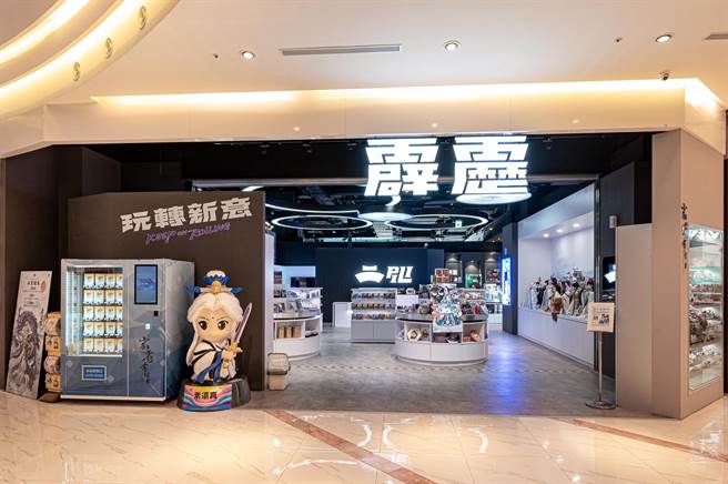 大霹雳不仅带来了「霹雳x三丽鸥」联名的多款商品，开幕期间则祭出包含现货偶娃兵器9折、全套霹雳剧集DVD5折及公仔最低下杀5折共三大优惠活动。（新娱乐动漫特区提供）