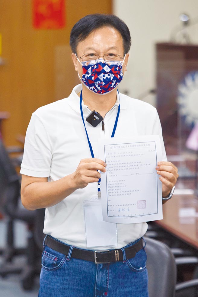 国民党即将举办主席选举，前彰化县长卓伯源12日亲自前往中央党部领表展现参选决心。（杜宜谙摄）