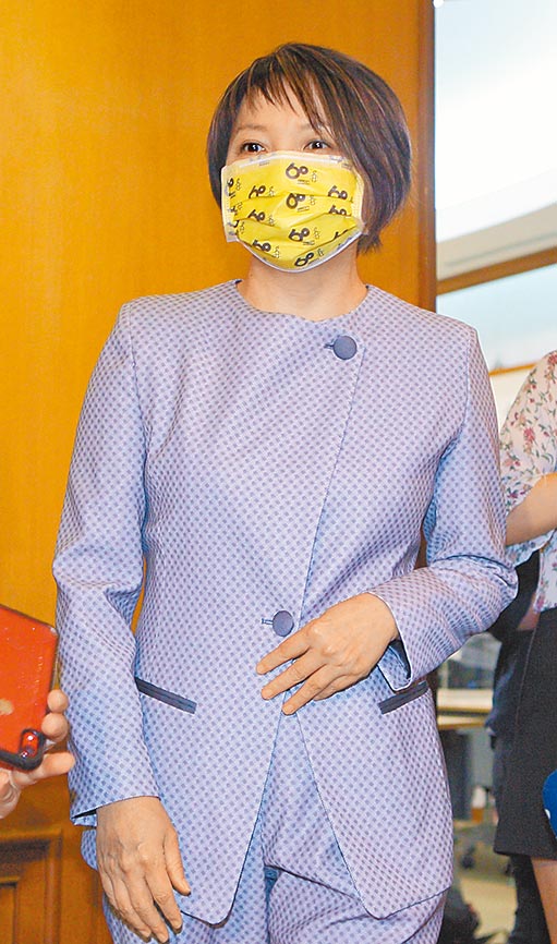 民進黨立委范雲13日受訪時，連續8度重申「現在最重要的是，大家繼續一起團結防疫」。（張鎧乙攝）