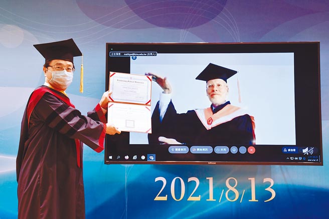 前美国在台协会处长郦英杰1983年曾在高医牙科实习6周，高医大感谢他过去在任对台贡献，13日线上颁授名誉博士学位。（高雄医学大学提供／袁庭尧高雄传真）