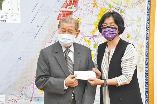 92岁王波涛董事长捐赠6000万元帮助彰化弱势，彰化县长王惠美感谢又感动。（吴敏菁摄）