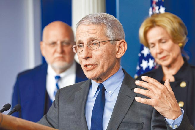 美国白宫首席医疗顾问佛奇受访表示，虽然目前只有免疫功能低下的民眾需要注射新冠疫苗加强针，但在未来某个时刻，很可能每个人都需追加第三剂。（新华社）